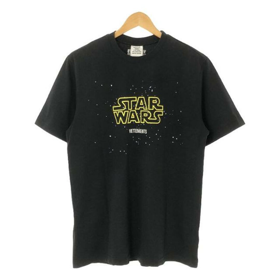 VETEMENTS(ヴェトモン)のVETEMENTS / ヴェトモン | 2020SS | ×STAR WARS VSW LOGO EPISODE T-SHIRTプリント Tシャツ | S | ブラック | メンズ メンズのトップス(Tシャツ/カットソー(半袖/袖なし))の商品写真