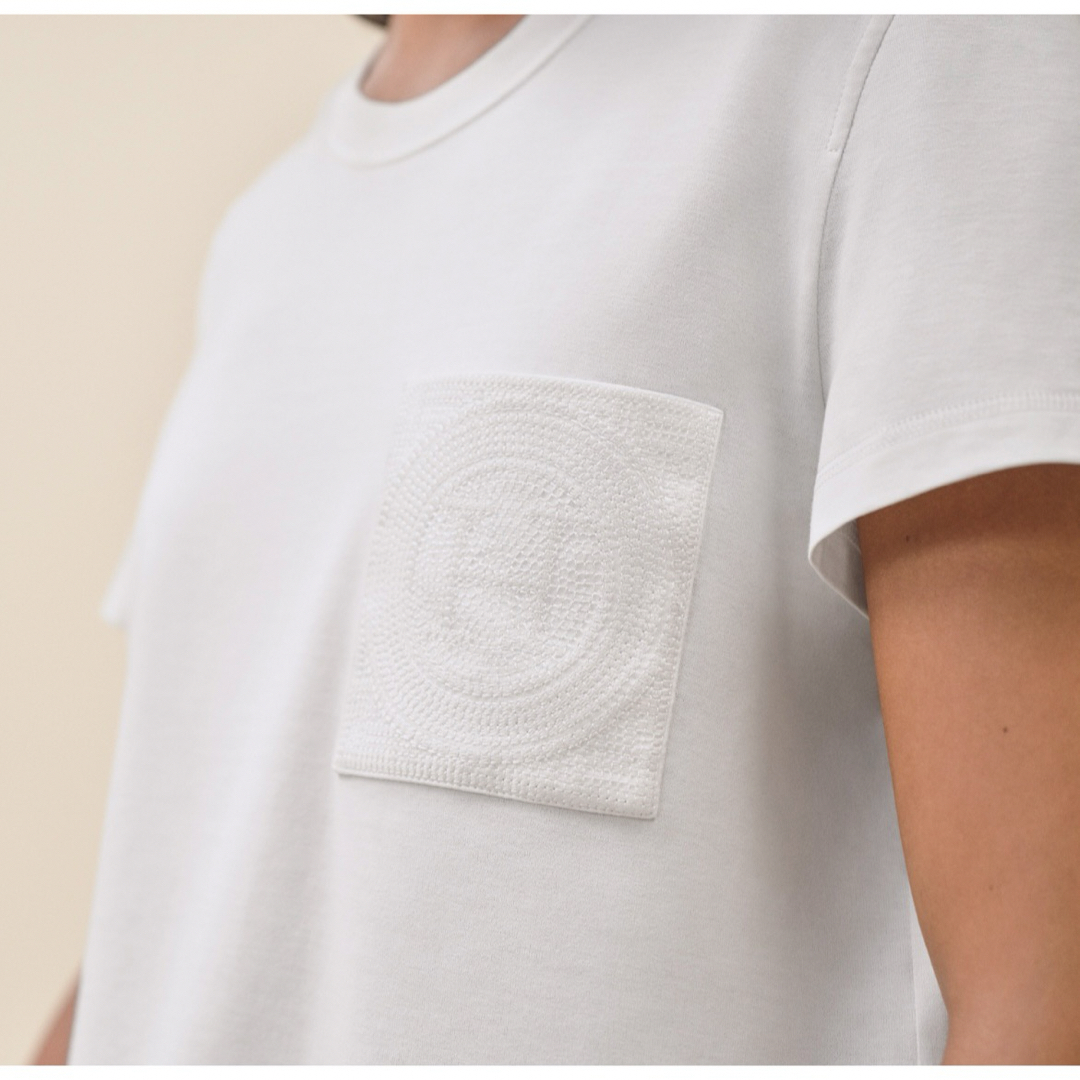 Hermes(エルメス)の新品未使用 エルメス レディース Tシャツ 刺繍入りポケット 36 レディースのトップス(シャツ/ブラウス(半袖/袖なし))の商品写真