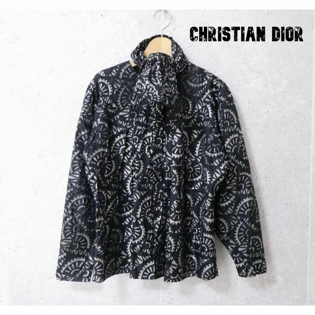 Christian Dior(クリスチャンディオール)の良品 Christian Dior シルク混 総柄 ボウタイ ノーカラーシャツ レディースのトップス(シャツ/ブラウス(長袖/七分))の商品写真