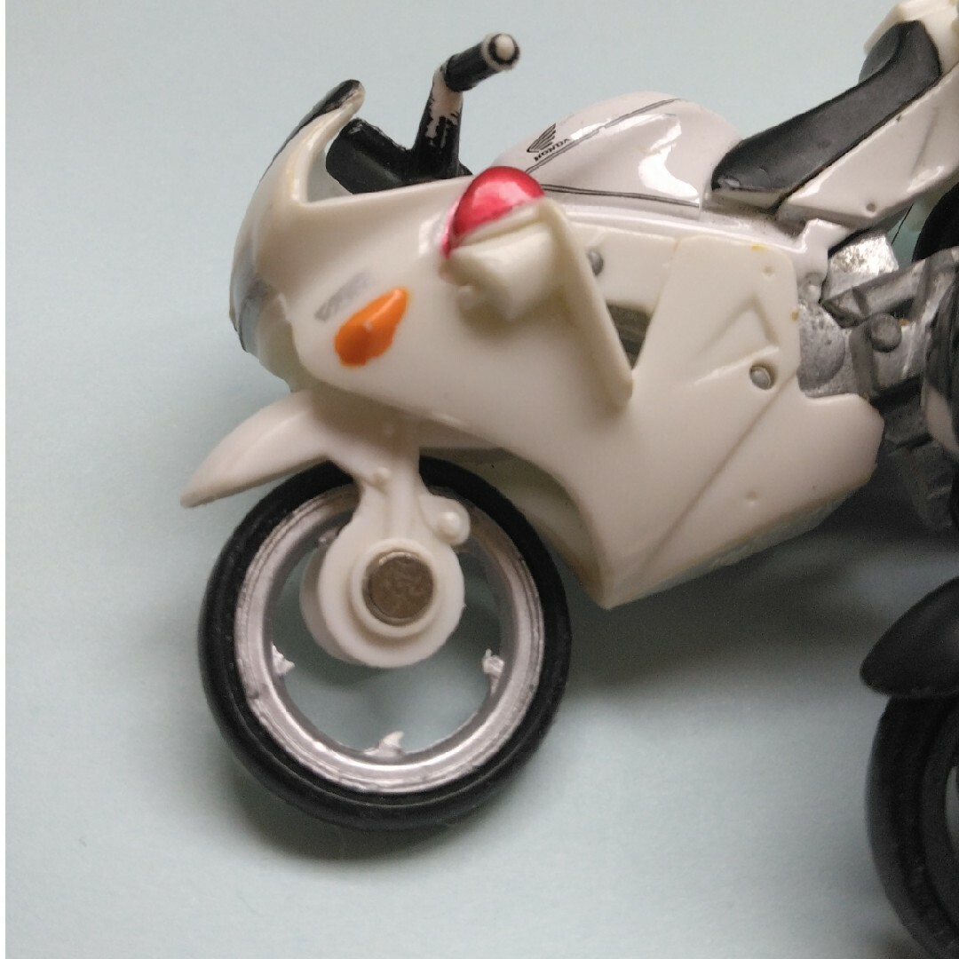 トミカ　ホンダVFR白バイ・黒バイ2台セット　ジャンク エンタメ/ホビーのおもちゃ/ぬいぐるみ(ミニカー)の商品写真