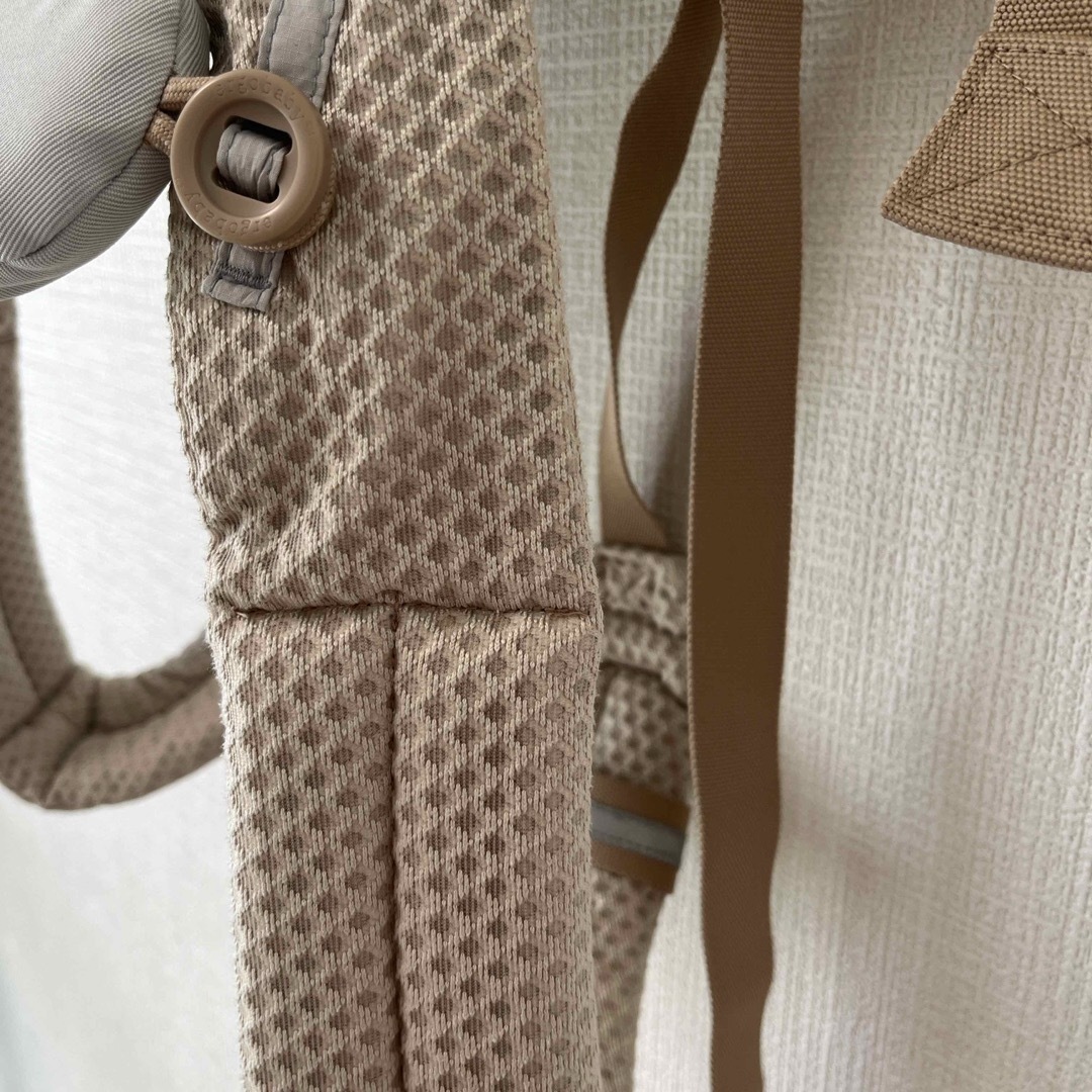 Ergobaby(エルゴベビー)のエルゴベビー オムニ ブリーズ　メッシュ  サンドベージュ キッズ/ベビー/マタニティの外出/移動用品(抱っこひも/おんぶひも)の商品写真