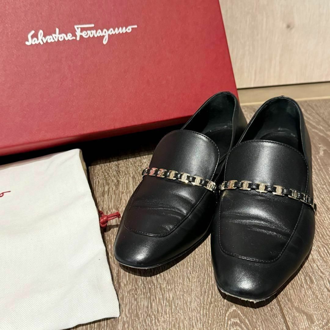 Salvatore Ferragamo(サルヴァトーレフェラガモ)のサルヴァトーレフェラガモ　TILOS　ヴァラリボン　ローファー　パンプス　黒 レディースの靴/シューズ(ローファー/革靴)の商品写真