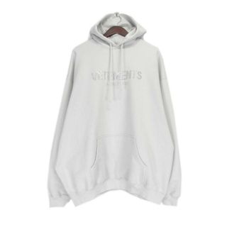 ヴェトモン(VETEMENTS)のヴェトモン VETEMENTS ■ 23AW 【 UE54HD240W 】 クリスタル ロゴ プルオーバー スウェット パーカー　32690(パーカー)