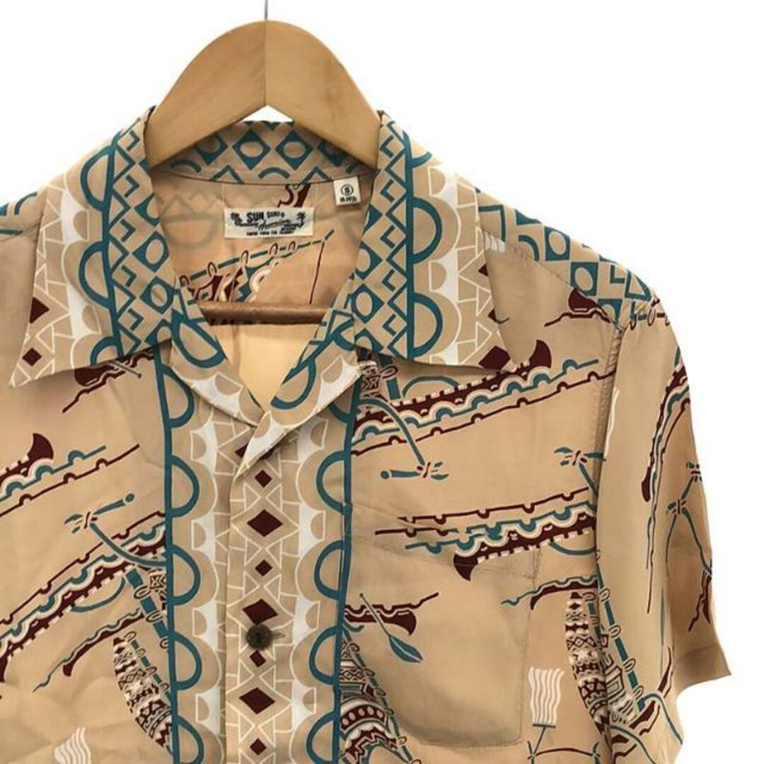 Sun Surf(サンサーフ)の【美品】  SUN SURF / サンサーフ | RAYON HAWAIIAN SHIRT / POLYNESIAN CANOE / SS38323 レーヨン オープンカラー アロハシャツ | S | ベージュ | メンズ メンズのトップス(Tシャツ/カットソー(半袖/袖なし))の商品写真