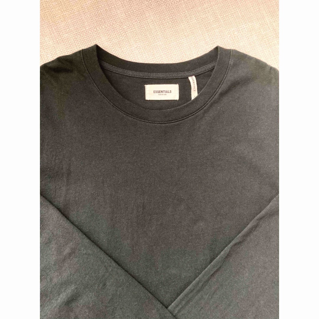 FEAR OF GOD(フィアオブゴッド)のESSENTIALS バックロゴロンT メンズのトップス(Tシャツ/カットソー(七分/長袖))の商品写真