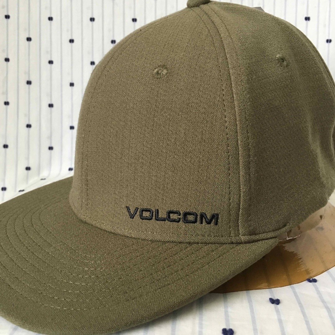 volcom(ボルコム)のVOLCOMボルコムUS限定ロゴ刺繍フレックスキャップ帽子 スポーツ/アウトドアのスポーツ/アウトドア その他(サーフィン)の商品写真