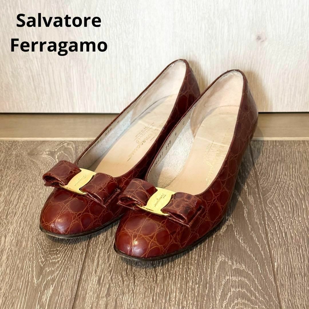 Salvatore Ferragamo(サルヴァトーレフェラガモ)のサルヴァトーレフェラガモ　クロコ型押し　ヴァラリボン　エナメル　パンプス　6 レディースの靴/シューズ(ハイヒール/パンプス)の商品写真