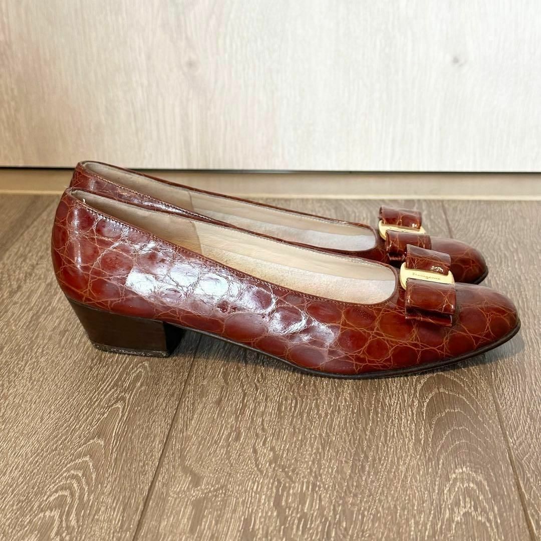 Salvatore Ferragamo(サルヴァトーレフェラガモ)のサルヴァトーレフェラガモ　クロコ型押し　ヴァラリボン　エナメル　パンプス　6 レディースの靴/シューズ(ハイヒール/パンプス)の商品写真
