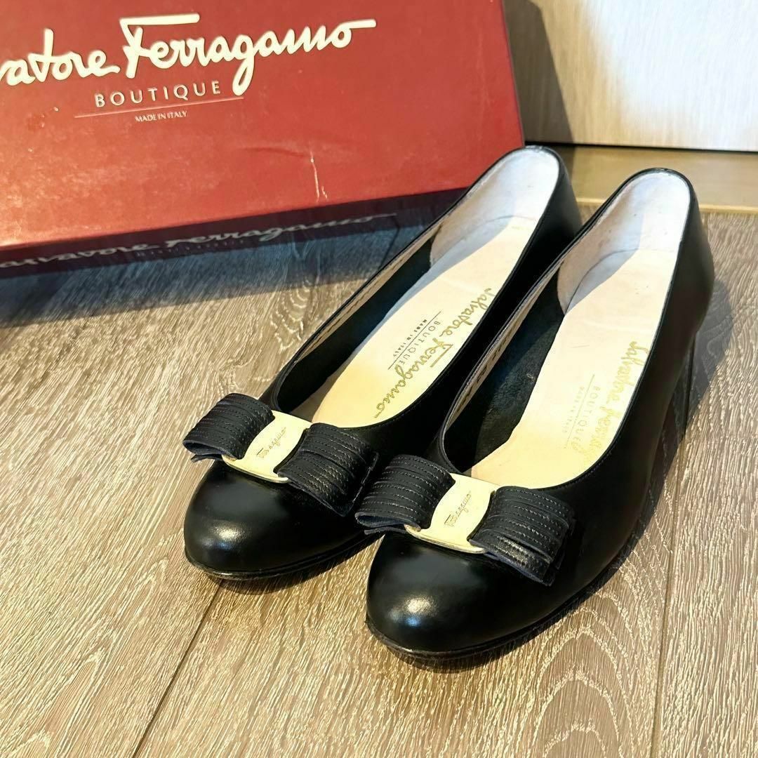 Salvatore Ferragamo(サルヴァトーレフェラガモ)のサルヴァトーレフェラガモ　ヴァリナ　パンプス　レザー　黒　ヴァラ　5.5サイズ レディースの靴/シューズ(ハイヒール/パンプス)の商品写真