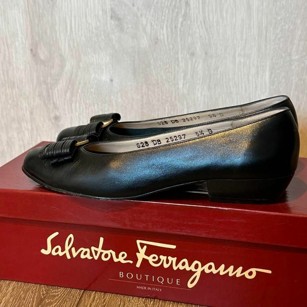 Salvatore Ferragamo(サルヴァトーレフェラガモ)のサルヴァトーレフェラガモ　ヴァリナ　パンプス　レザー　黒　ヴァラ　5.5サイズ レディースの靴/シューズ(ハイヒール/パンプス)の商品写真