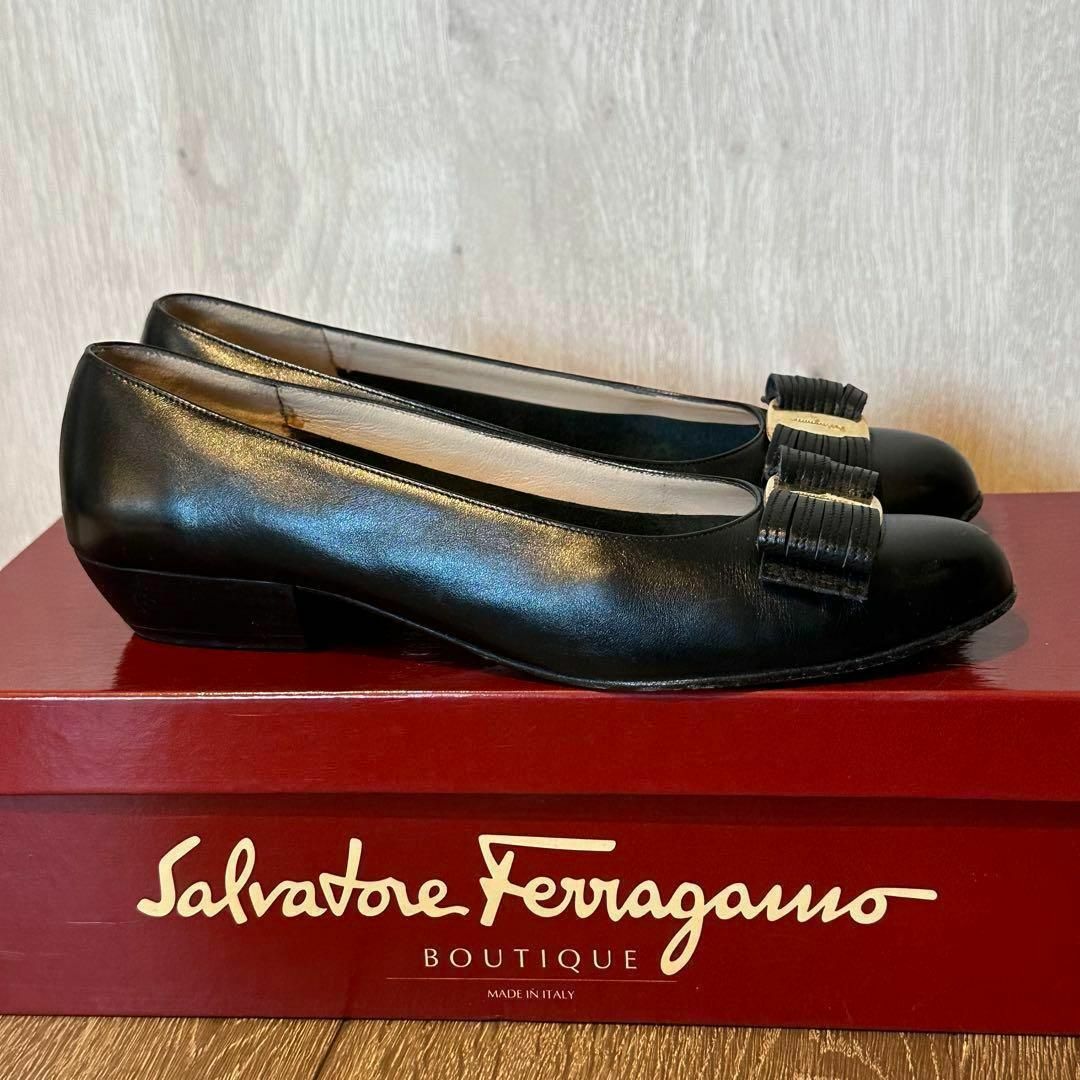 Salvatore Ferragamo(サルヴァトーレフェラガモ)のサルヴァトーレフェラガモ　ヴァリナ　パンプス　レザー　黒　ヴァラ　5.5サイズ レディースの靴/シューズ(ハイヒール/パンプス)の商品写真