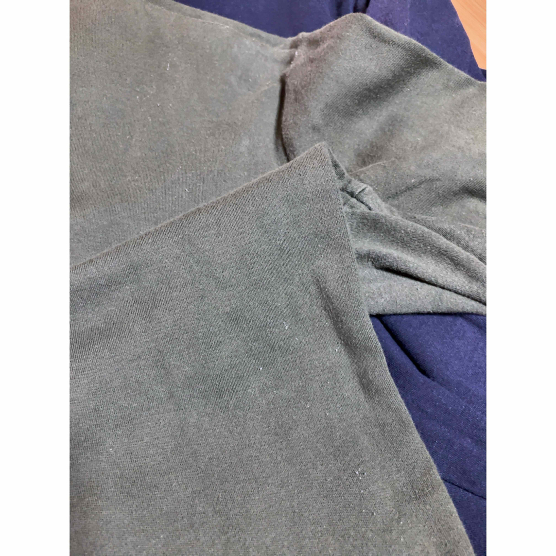UNIQLO(ユニクロ)の996）【UNIQLO】Mサイズ長袖Tシャツ2枚（紺＆緑／毛玉有り・中古） メンズのトップス(Tシャツ/カットソー(七分/長袖))の商品写真