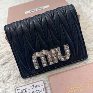 ミュウミュウ(miumiu)の綺麗！miumiu  ミュウミュウ マトラッセ 二つ折り財布ビジュー×パール(財布)