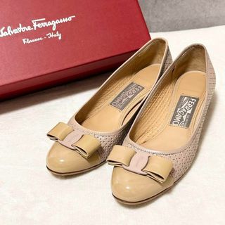 サルヴァトーレフェラガモ(Salvatore Ferragamo)のサルヴァトーレフェラガモ　ヴァラリボン　カットワーク　ピンクベージュ　パンプス(ハイヒール/パンプス)