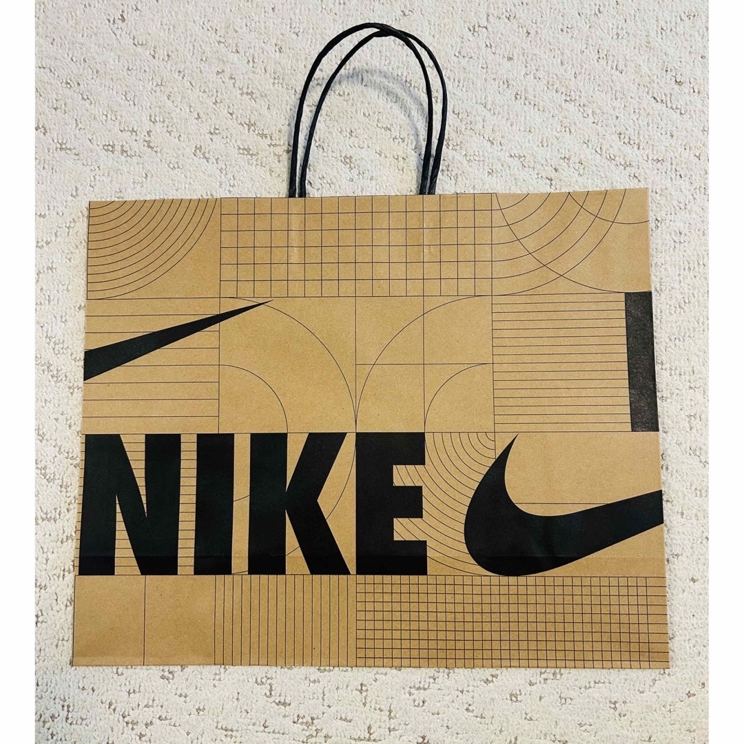 NIKE(ナイキ)の【希少・新品】NIKE ロゴ刺繍セットアップ 上下 白 Mサイズ　ショッパー付き メンズのトップス(スウェット)の商品写真