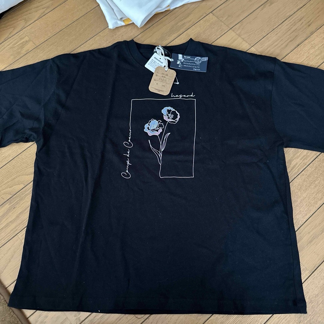 黒の花柄の絵入りTシャツ　新品未使用品　タグ付き レディースのトップス(Tシャツ(半袖/袖なし))の商品写真
