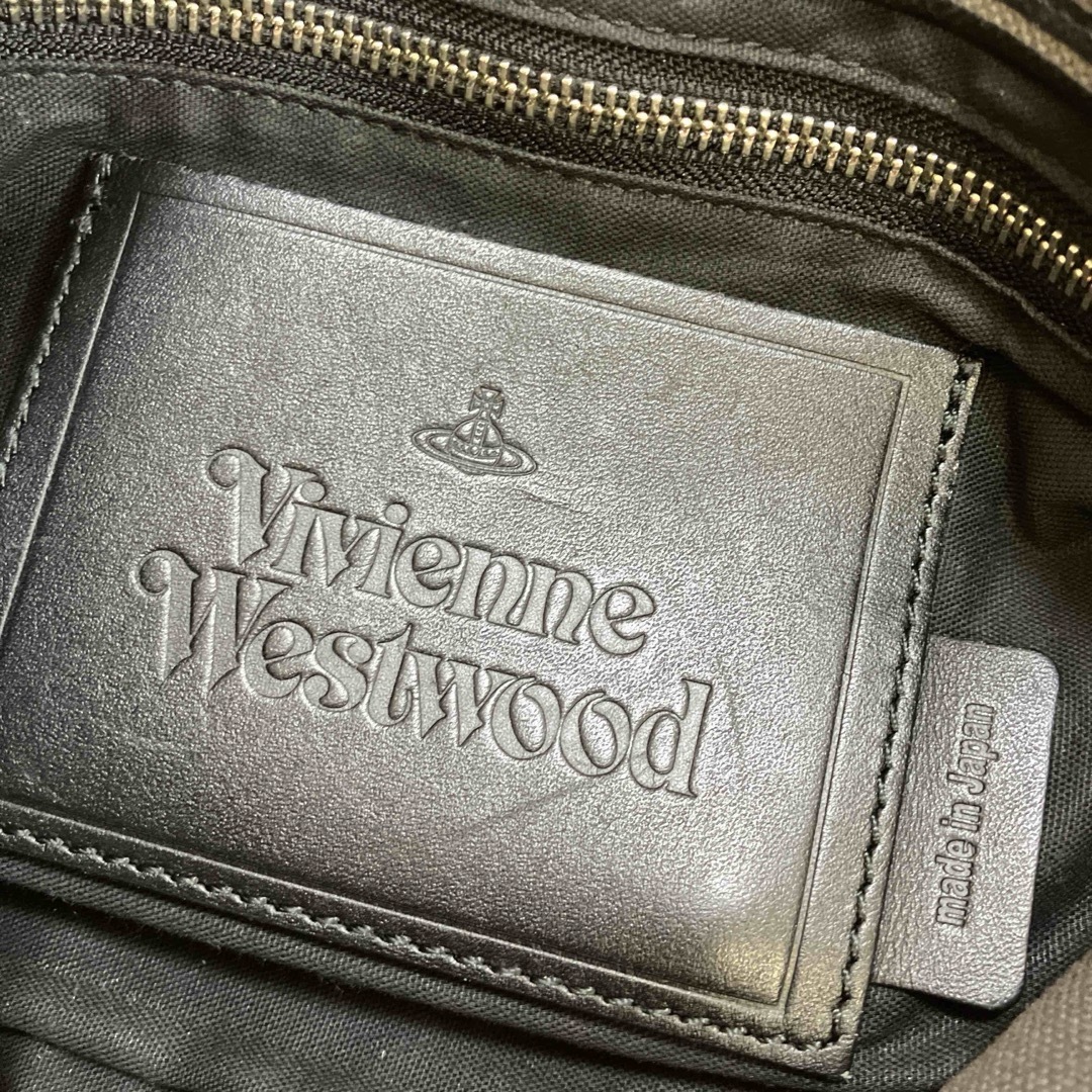 Vivienne Westwood(ヴィヴィアンウエストウッド)のVivienne Westwood ショルダーバッグ  総柄　キャンバス　カーキ メンズのバッグ(ショルダーバッグ)の商品写真