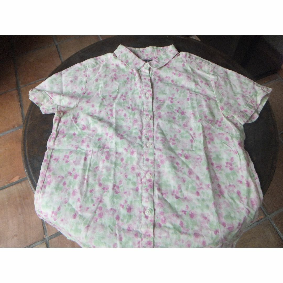 Eddie Bauer(エディーバウアー)のエディーバウアーの小花模様の綿100シャツ レディースのトップス(シャツ/ブラウス(半袖/袖なし))の商品写真