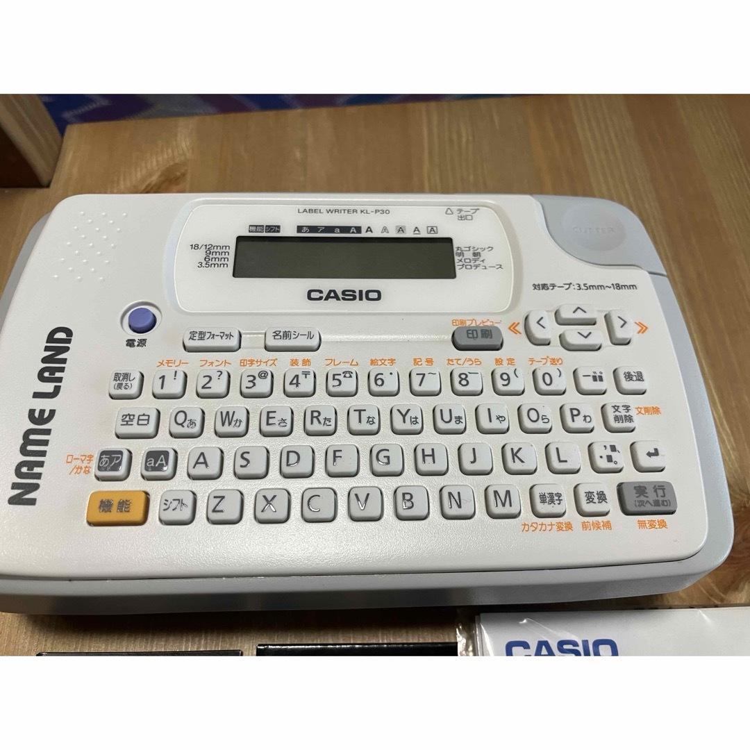 CASIO(カシオ)のカシオ　ネームランド　テープ付き インテリア/住まい/日用品のオフィス用品(オフィス用品一般)の商品写真