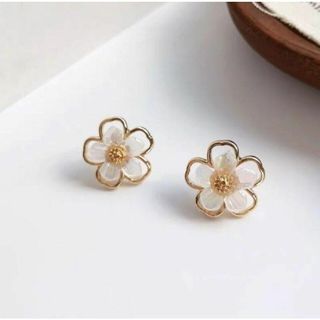 立体感花のスタッドピアス　花　ピアス　レトロ風　ゴールド　アレルギー対応(ピアス)