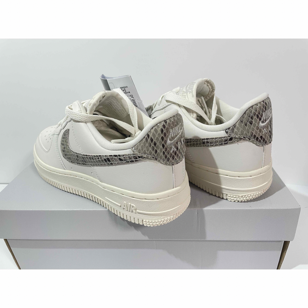 NIKE(ナイキ)の【新品】23.5㎝ナイキ ウィメンズ エア フォース 1 '07 蛇柄　スネーク レディースの靴/シューズ(スニーカー)の商品写真