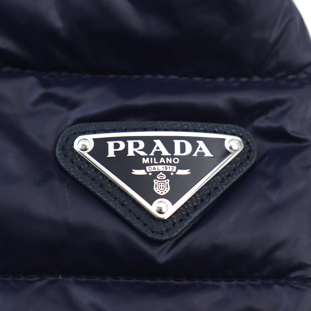 PRADA(プラダ)の極美品○PRADA プラダ 21AW SGH032 R152 AR0 ピウミーノ トライアングル/三角ロゴプレート付き フーデッド ジップアップ ダウンジャケット ネイビー 50 正規品 メンズ メンズのジャケット/アウター(ダウンジャケット)の商品写真