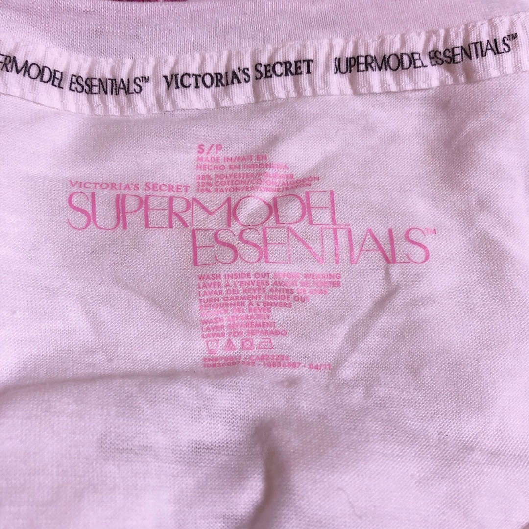 Victoria's Secret(ヴィクトリアズシークレット)のVictoria's Secret Tシャツ レディースのトップス(Tシャツ(半袖/袖なし))の商品写真