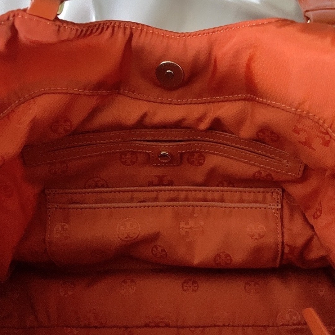 Tory Burch(トリーバーチ)の【最終価格】トリーバーチ ハンドバッグ　ナイロンレザー オレンジ レッド 限定品 レディースのバッグ(ハンドバッグ)の商品写真