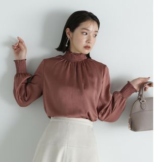 NATURAL BEAUTY BASIC - シャーリングネックブラウス