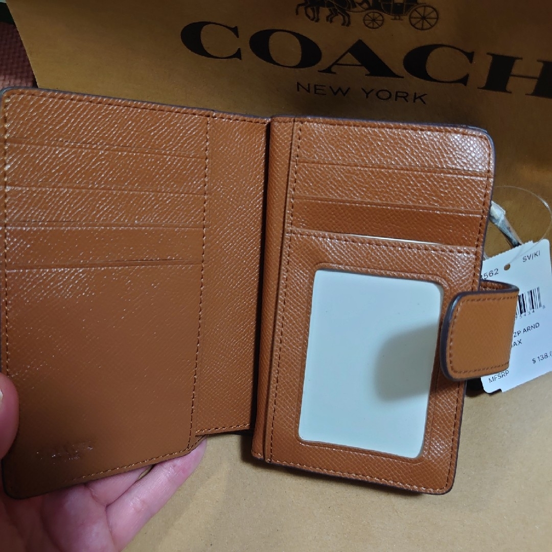 COACH(コーチ)のCOACH　二つ折り財布　新品　未使用　レディース レディースのファッション小物(財布)の商品写真