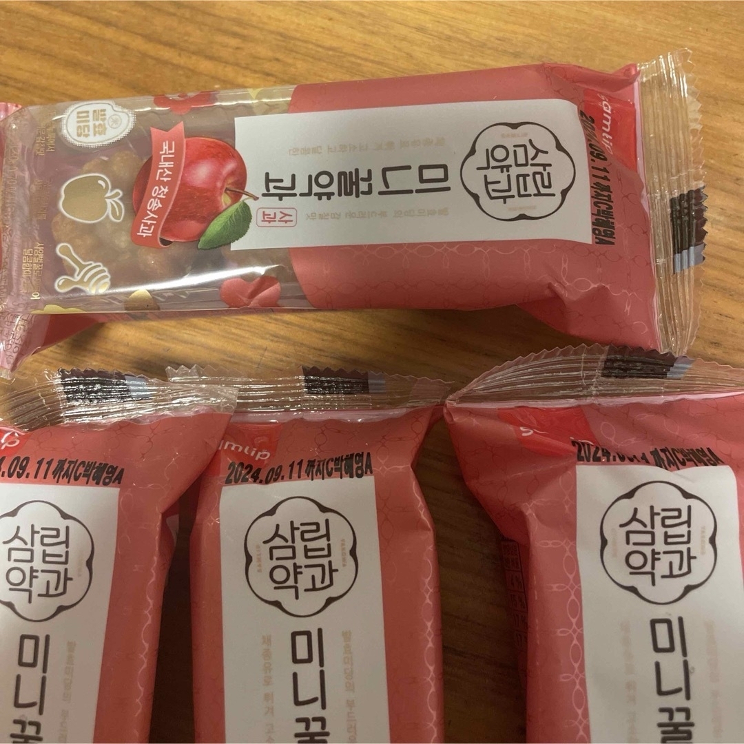 韓国購入　りんご味　薬菓　やっか　ヤッカ　アップル  お菓子 食品/飲料/酒の食品(菓子/デザート)の商品写真
