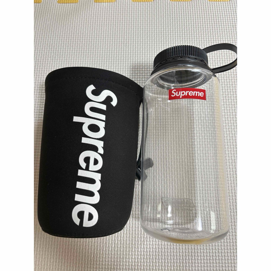 Supreme(シュプリーム)のsupreme ウォーターボトル　カバー付き　水筒 インテリア/住まい/日用品のキッチン/食器(弁当用品)の商品写真