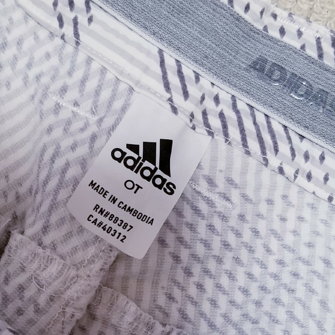 adidas(アディダス)のアディダスゴルフレディースショートパンツ　カモフラ スポーツ/アウトドアのゴルフ(ウエア)の商品写真