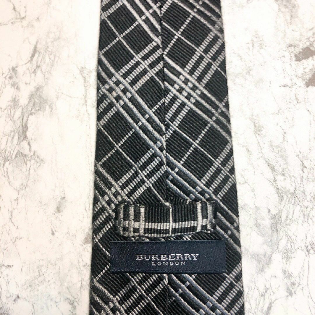 BURBERRY(バーバリー)のBUBERRY LONDON ネクタイ　エンボスチェック　ブラック メンズのファッション小物(ネクタイ)の商品写真