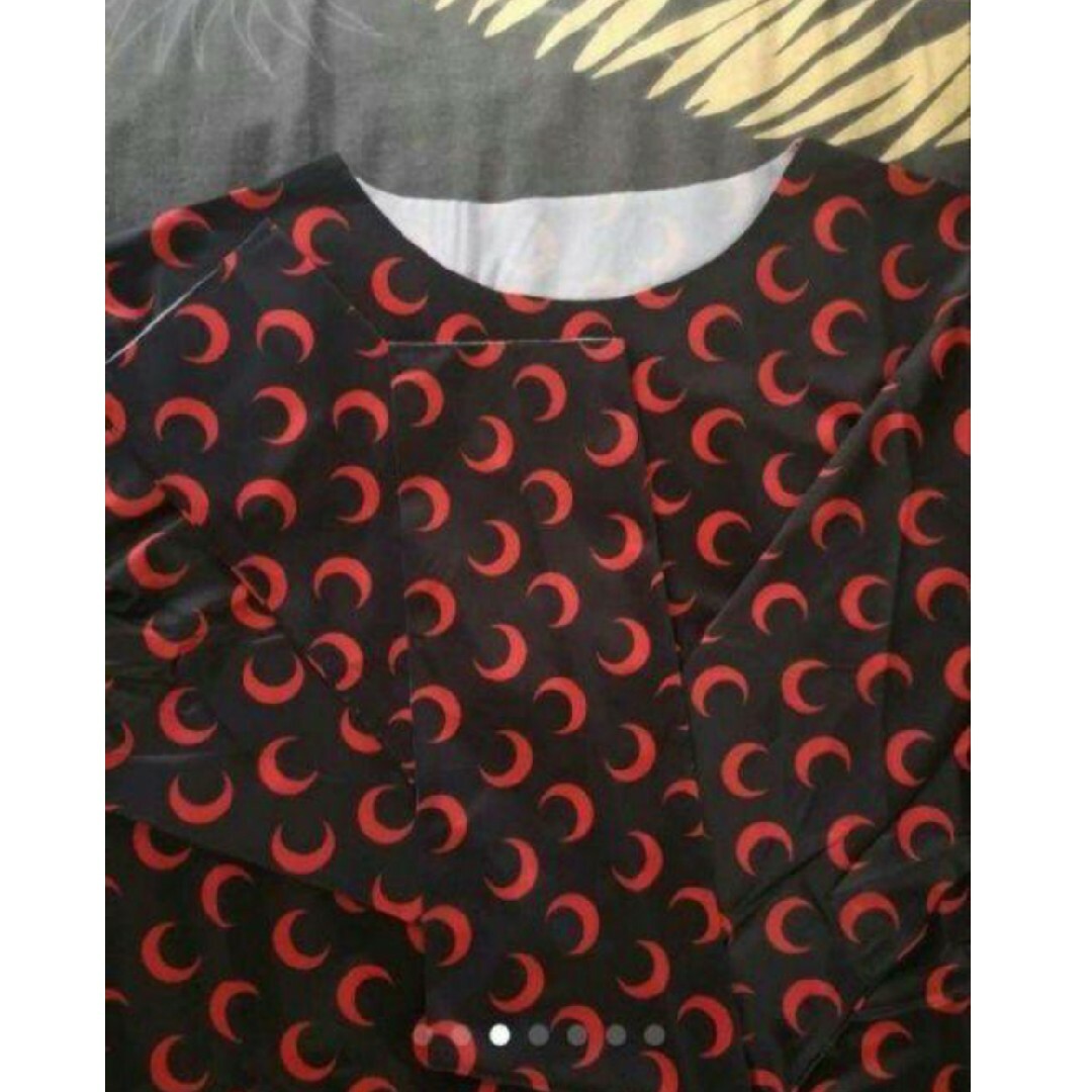 韓国 ファッション 三日月 柄 インナーシャツ 長袖 黒 赤 春 レイヤード レディースのトップス(Tシャツ(長袖/七分))の商品写真