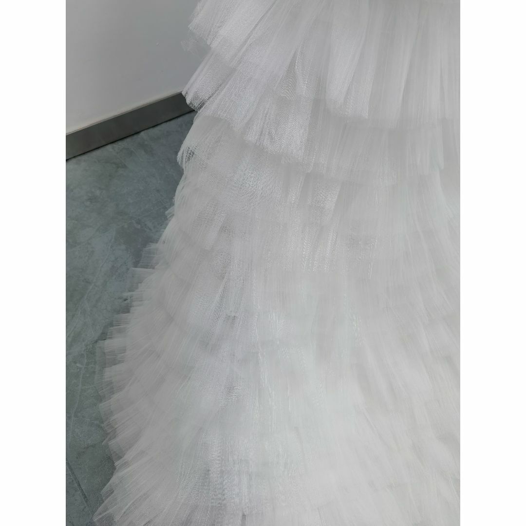 ウェディングドレス オフホワイト ベアトップ 柔らかく重ねたチュールスカート レディースのフォーマル/ドレス(ウェディングドレス)の商品写真