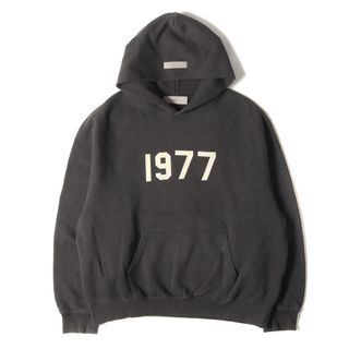 FEAR OF GOD フィアオブゴッド パーカー サイズ:M 22AW FOG ESSENTIALS 1977ロゴ スウェットパーカー HOODIE チャコール(IRON) エッセンシャルズ トップス フーデッド スウェットシャツ【メンズ】【中古】