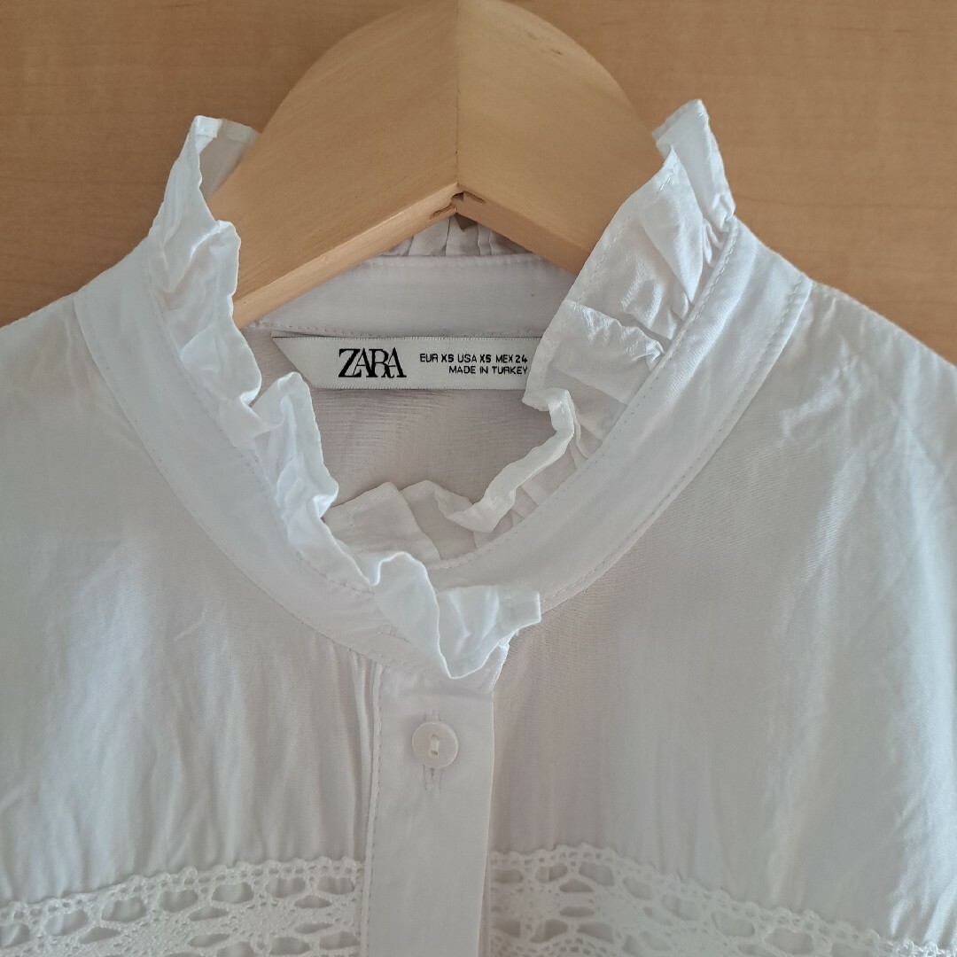 ZARA(ザラ)のZARAフリルネックシャツ レディースのトップス(シャツ/ブラウス(長袖/七分))の商品写真