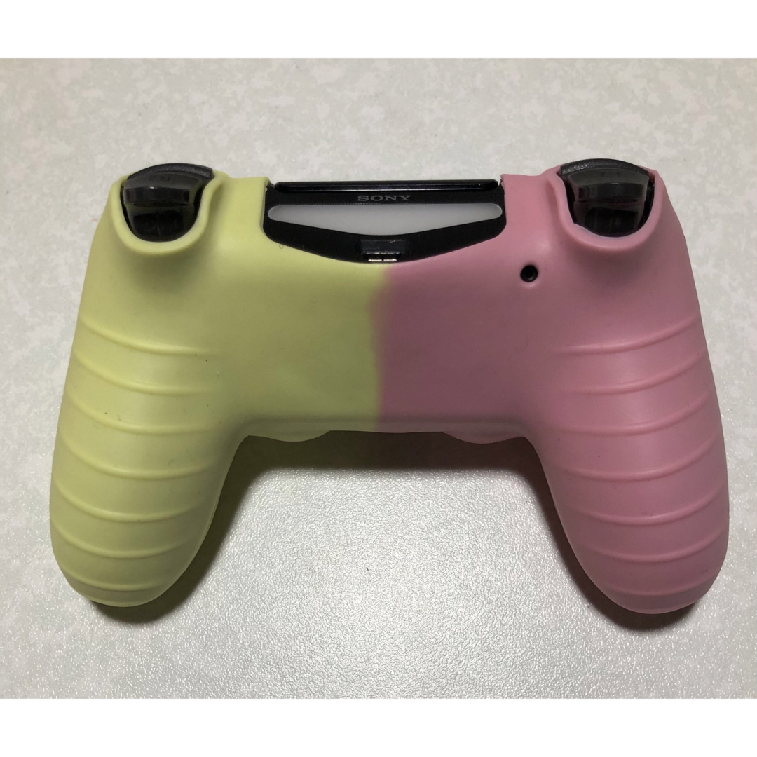 PS4コントローラー　シリコンカバー　ピンク＆イエロー エンタメ/ホビーのゲームソフト/ゲーム機本体(その他)の商品写真