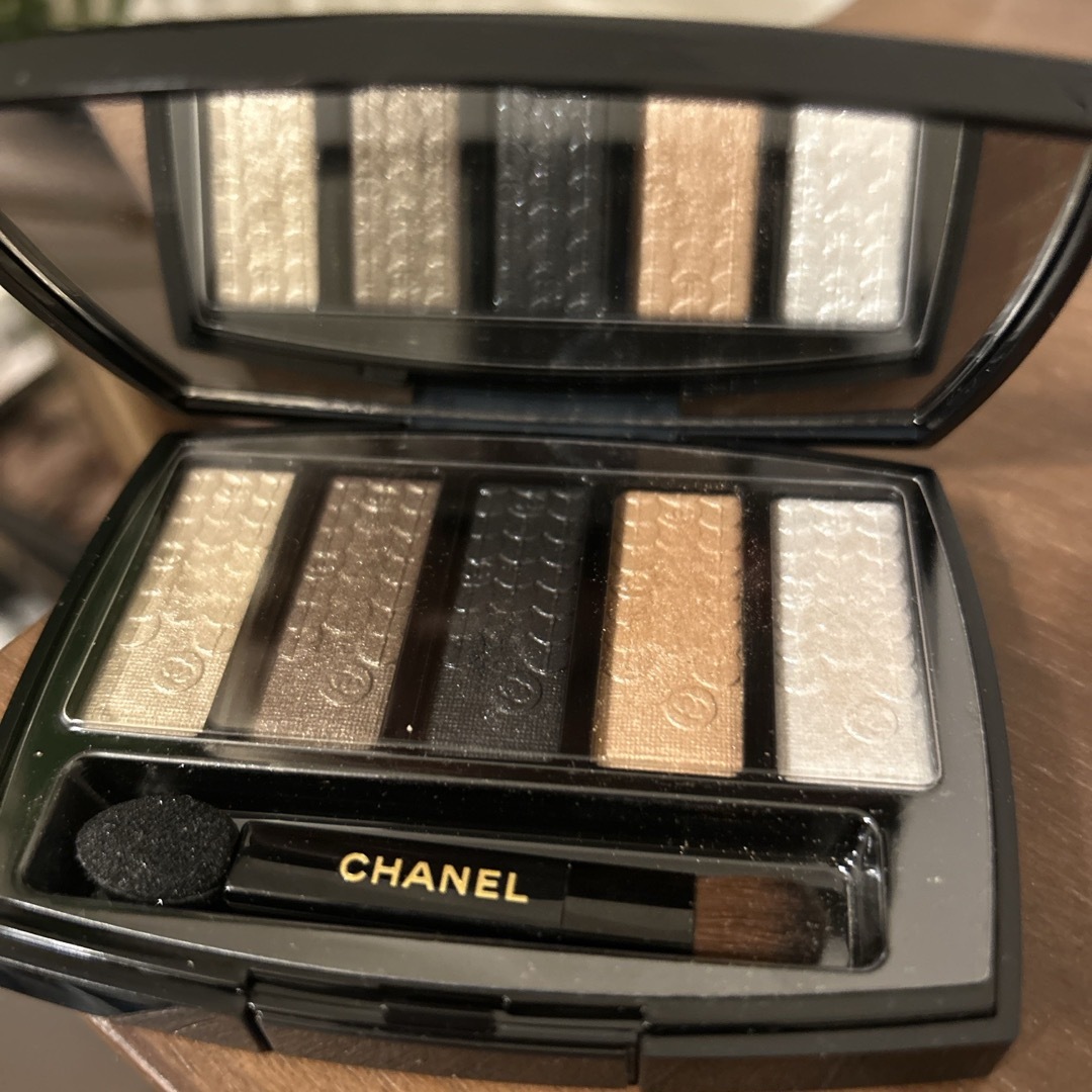 CHANEL(シャネル)のCHANEL ルミエール グラフィック アイシャドウ コスメ/美容のベースメイク/化粧品(アイシャドウ)の商品写真