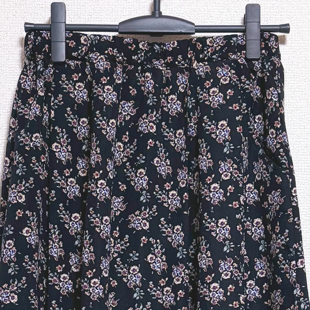 AZUL ENCANTO(アズールエンカント)のAZUL ENCANTO アズールエンカント　スカート　ロング　黒　紫　小花柄 レディースのスカート(ロングスカート)の商品写真