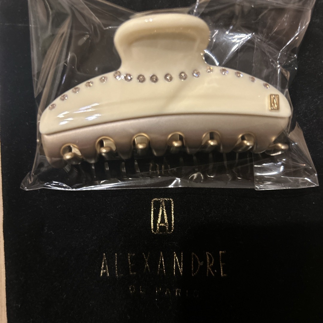 Alexandre de Paris(アレクサンドルドゥパリ)の【新品】アレクサンドル　ドゥ　パリ　アイボリーヘアークリップ レディースのヘアアクセサリー(その他)の商品写真