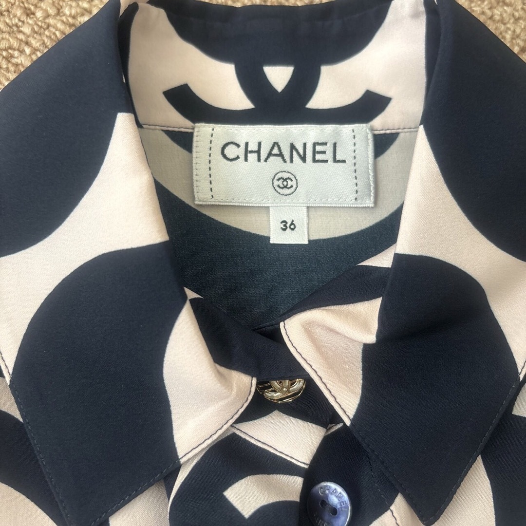 CHANEL(シャネル)のシャネル 未使用 21P ブラウス シャツ シルク100% 箱付き レディースのトップス(シャツ/ブラウス(半袖/袖なし))の商品写真