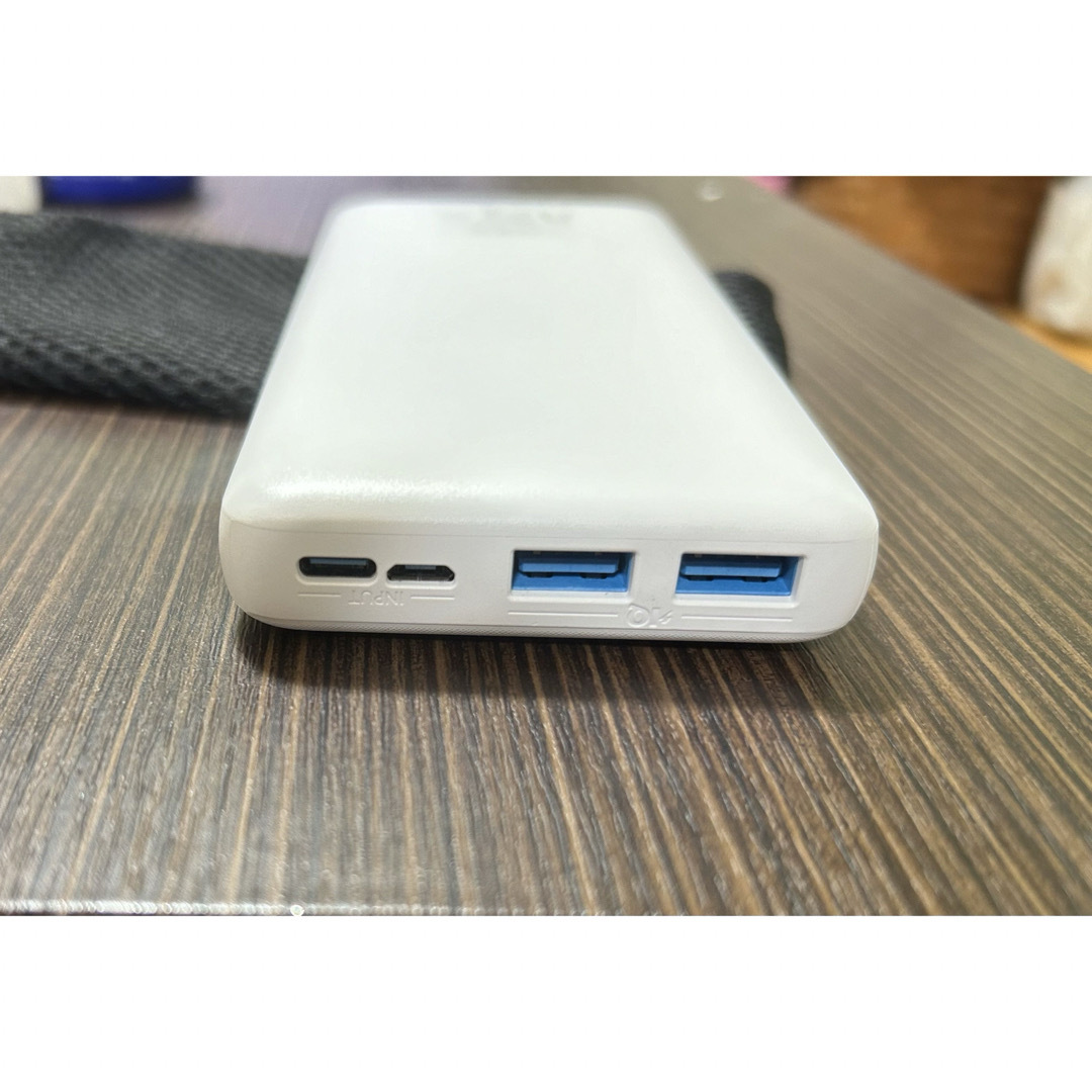 Anker(アンカー)のAnker PowerCore essential 20000mA ホワイト スマホ/家電/カメラのスマートフォン/携帯電話(バッテリー/充電器)の商品写真