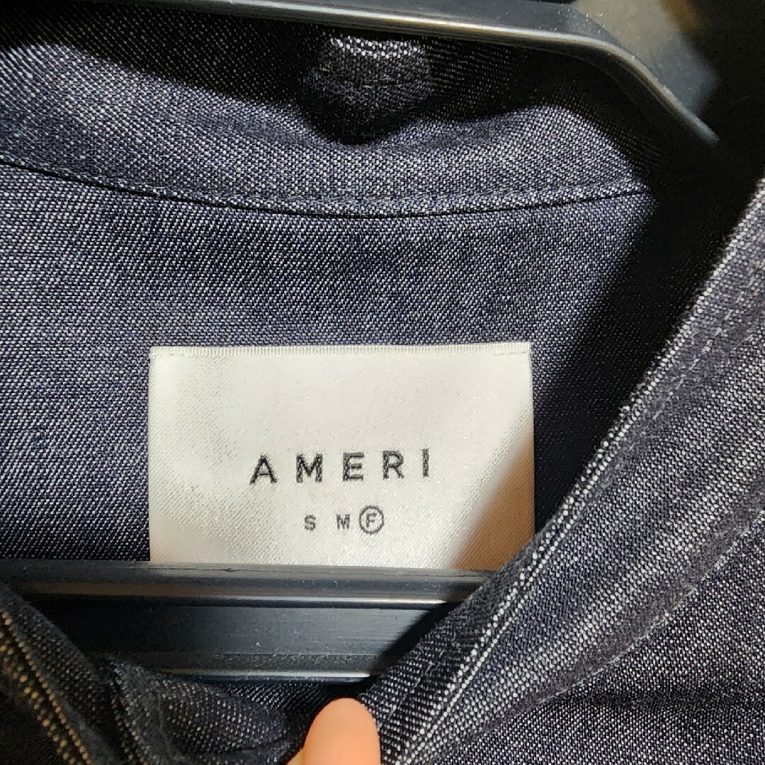 Ameri VINTAGE(アメリヴィンテージ)のAMERI OTONA COMPACT DENIM SHIRT レディースのトップス(シャツ/ブラウス(半袖/袖なし))の商品写真