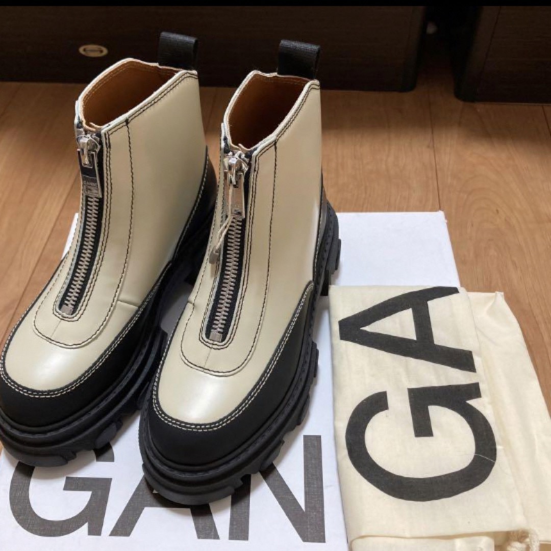 新品⭐︎ganni ブーツ⭐︎ホワイト36 レディースの靴/シューズ(ブーツ)の商品写真