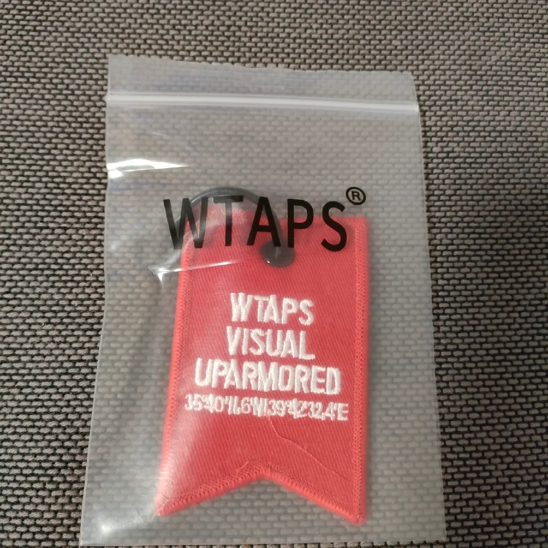 wtaps  布ロゴ刺繍キーホルダー   赤 メンズのファッション小物(キーホルダー)の商品写真