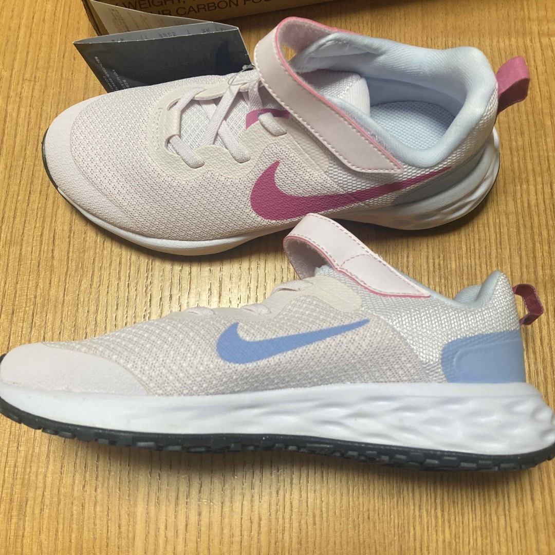 NIKE(ナイキ)のナイキ　スニーカー　レボリューション　21.5 キッズ/ベビー/マタニティのキッズ靴/シューズ(15cm~)(スニーカー)の商品写真