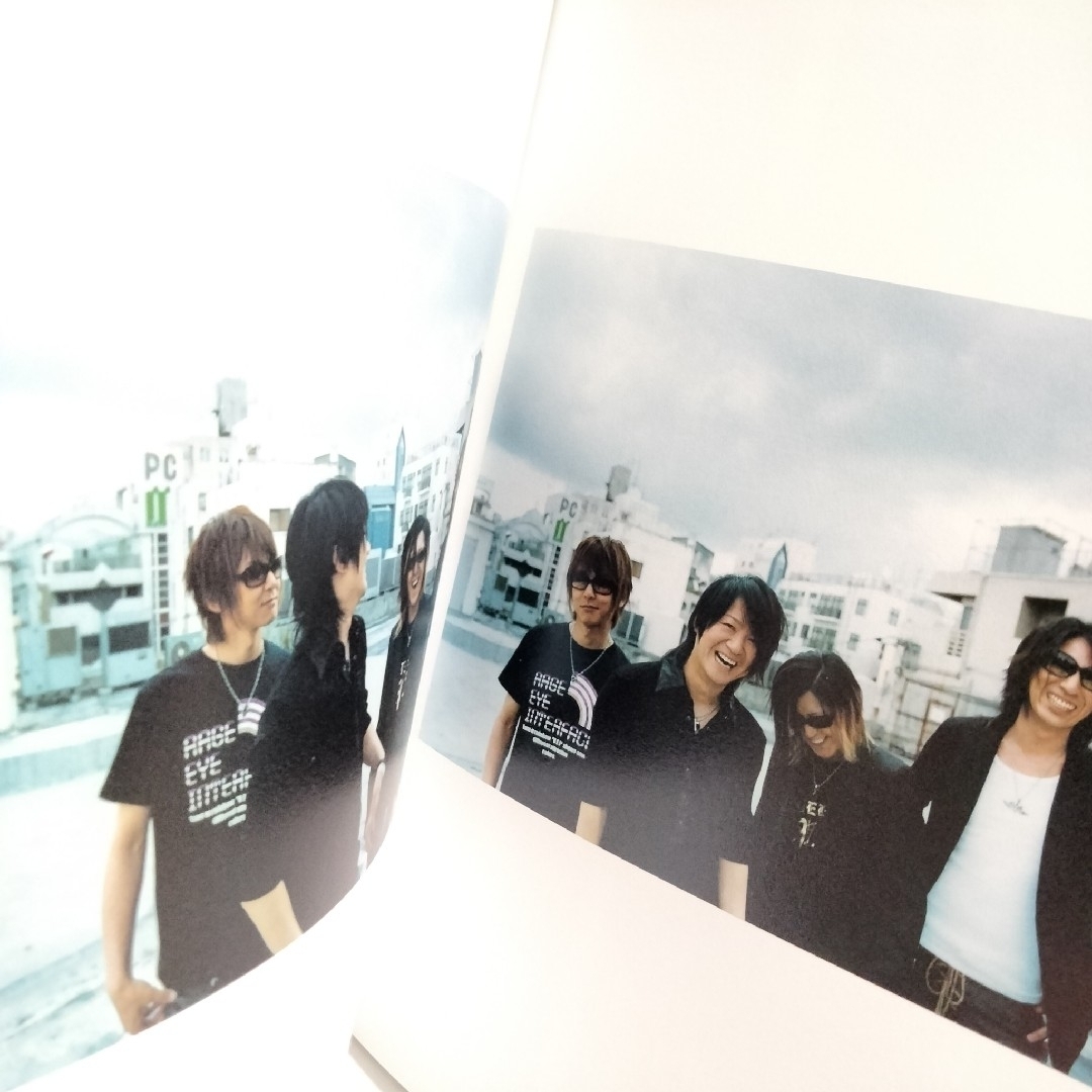 GLAY　写真集　LOVE IS BEAUTIFUL　by 写真家 アミタマリ エンタメ/ホビーのタレントグッズ(ミュージシャン)の商品写真