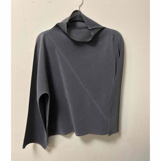 イッセイミヤケ(ISSEY MIYAKE)のイッセイミヤケ　グレー　変形トップス　モード系　美品(Tシャツ(長袖/七分))